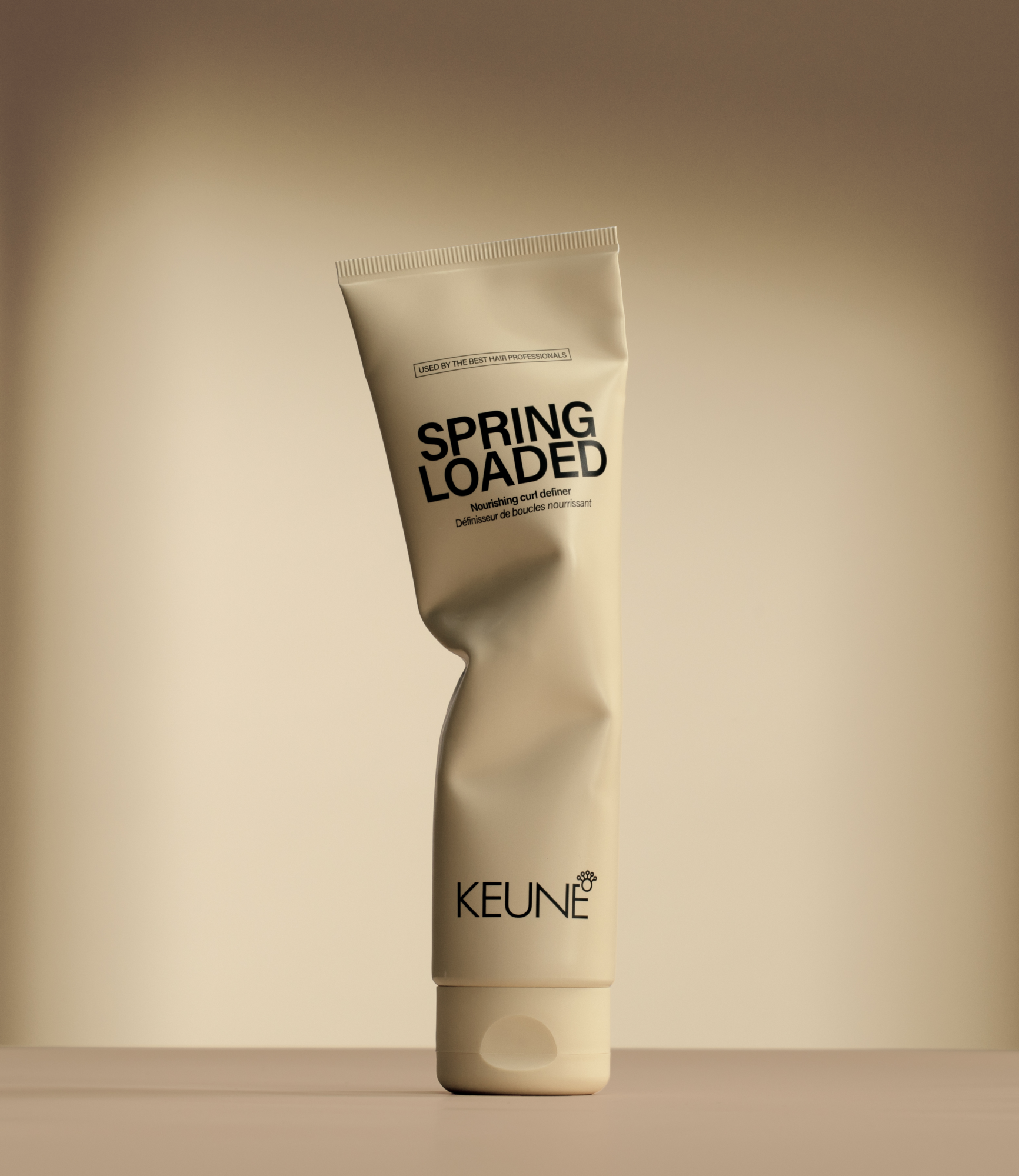 Transforme tes boucles avec le gel Keune Spring Loaded : définition impeccable et nutrition profonde pour les cheveux bouclés.